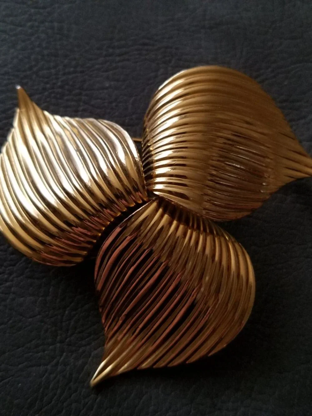 Vintage Sarah Coventry Trillium Goldtone Brooch